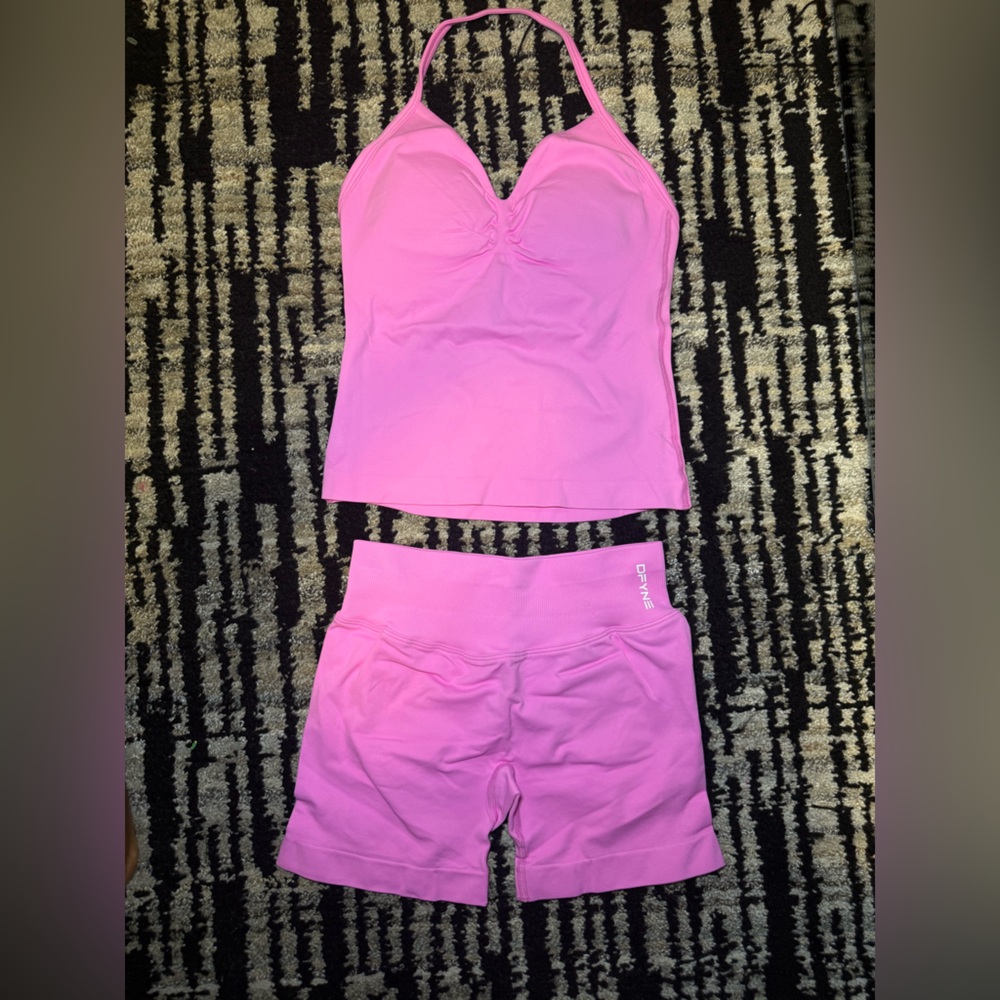 Dfyne Women’s activewear set pink top & scrunch shorts Size S